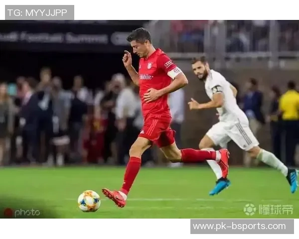 《足球明星的奋斗之路：从绿茵场到全球瞩目的传奇之旅》