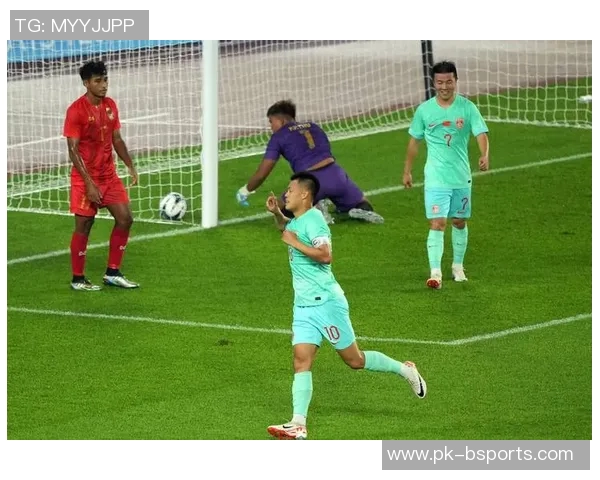 男足头球明星领衔赛场征战展示力量与技巧全方位分析